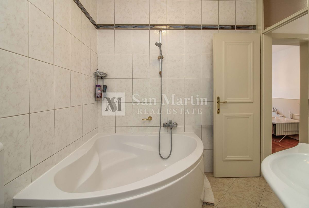 PARENZO - POSIZIONE RICERCATA - 200 M DAL MARE