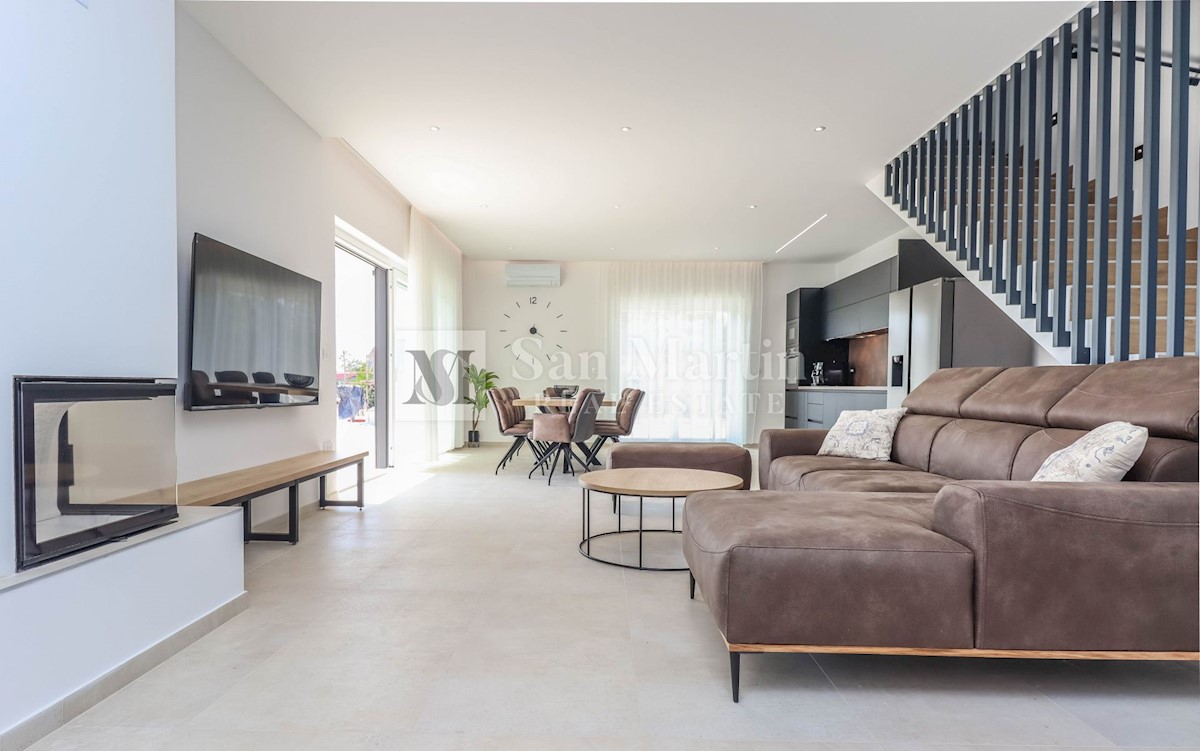 Parenzo, dintorni, Casa moderna con piscina