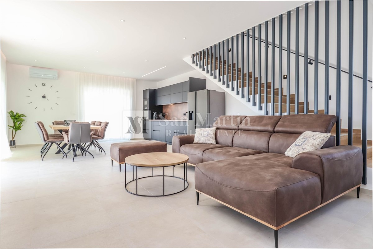 Parenzo, dintorni, Casa moderna con piscina