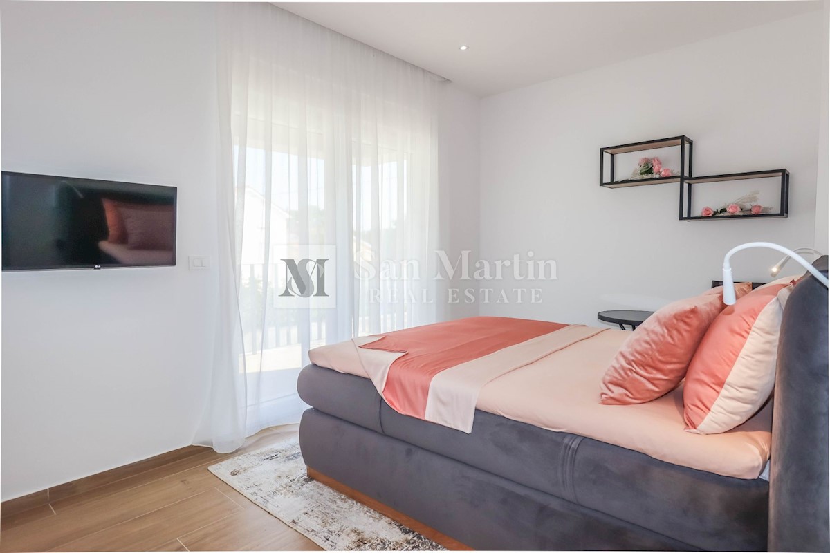 Parenzo, dintorni, Casa moderna con piscina