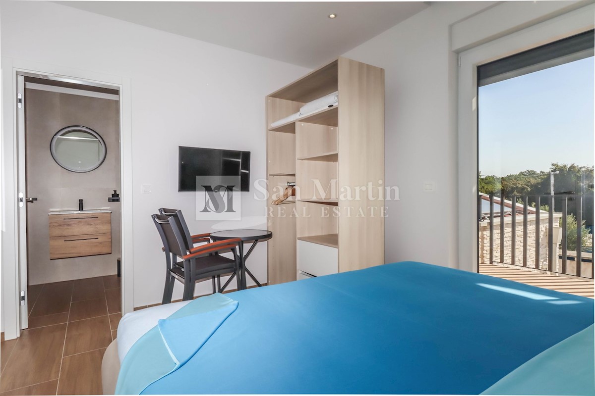 Parenzo, dintorni, Casa moderna con piscina