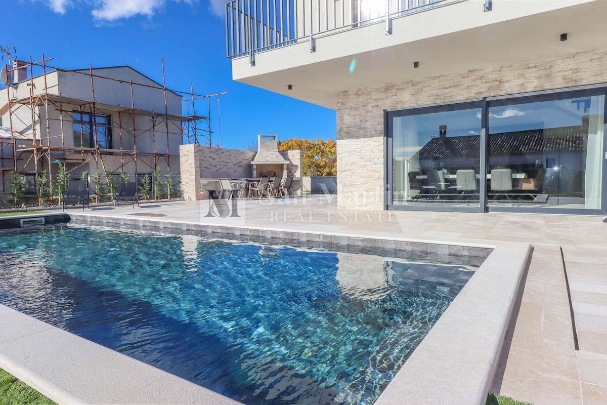 Parenzo, dintorni, Casa moderna con piscina