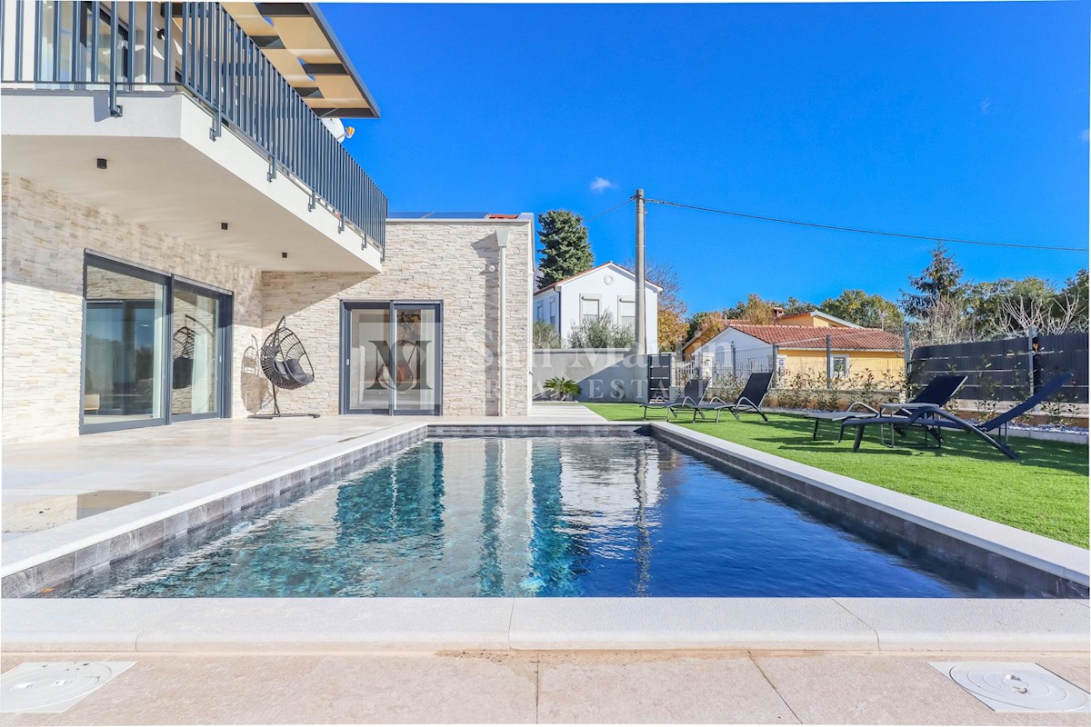 Parenzo, dintorni, Casa moderna con piscina