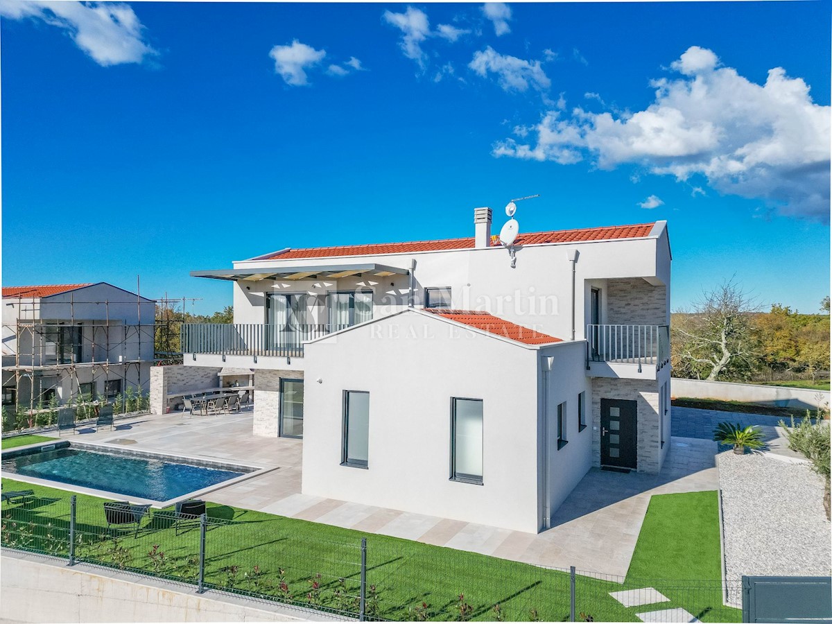 Parenzo, dintorni, Casa moderna con piscina