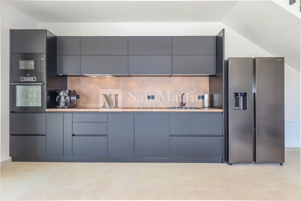 Parenzo, dintorni, Casa moderna con piscina