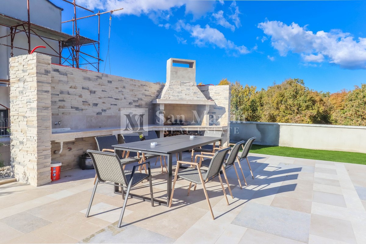 Parenzo, dintorni, Casa moderna con piscina