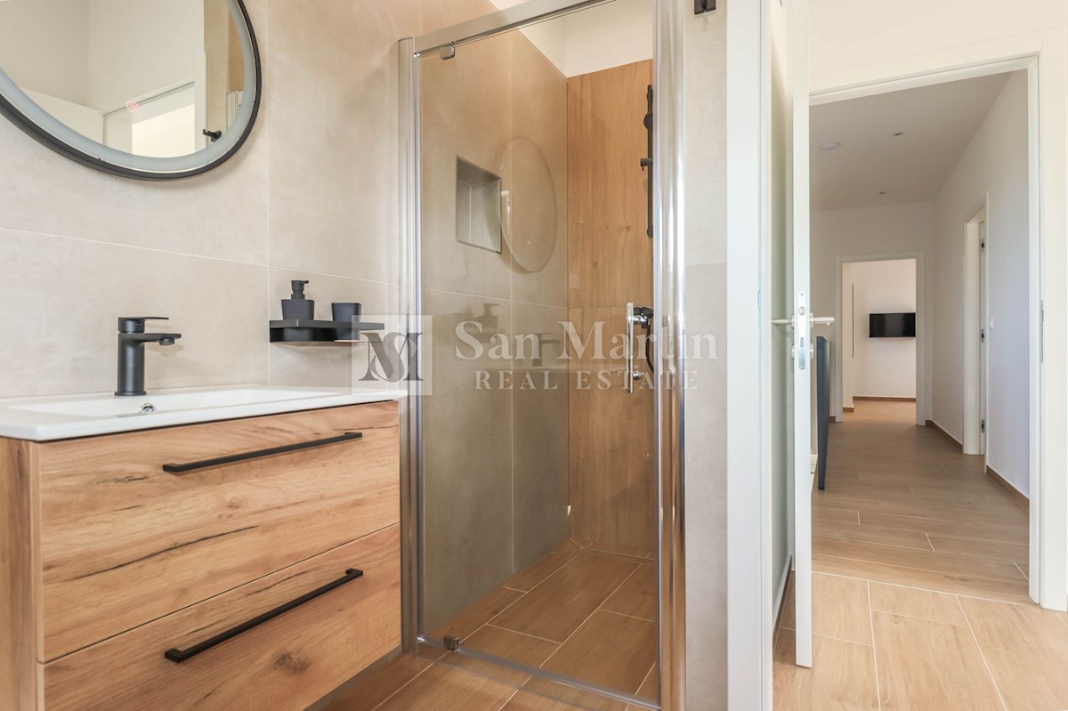 Parenzo, dintorni, Casa moderna con piscina