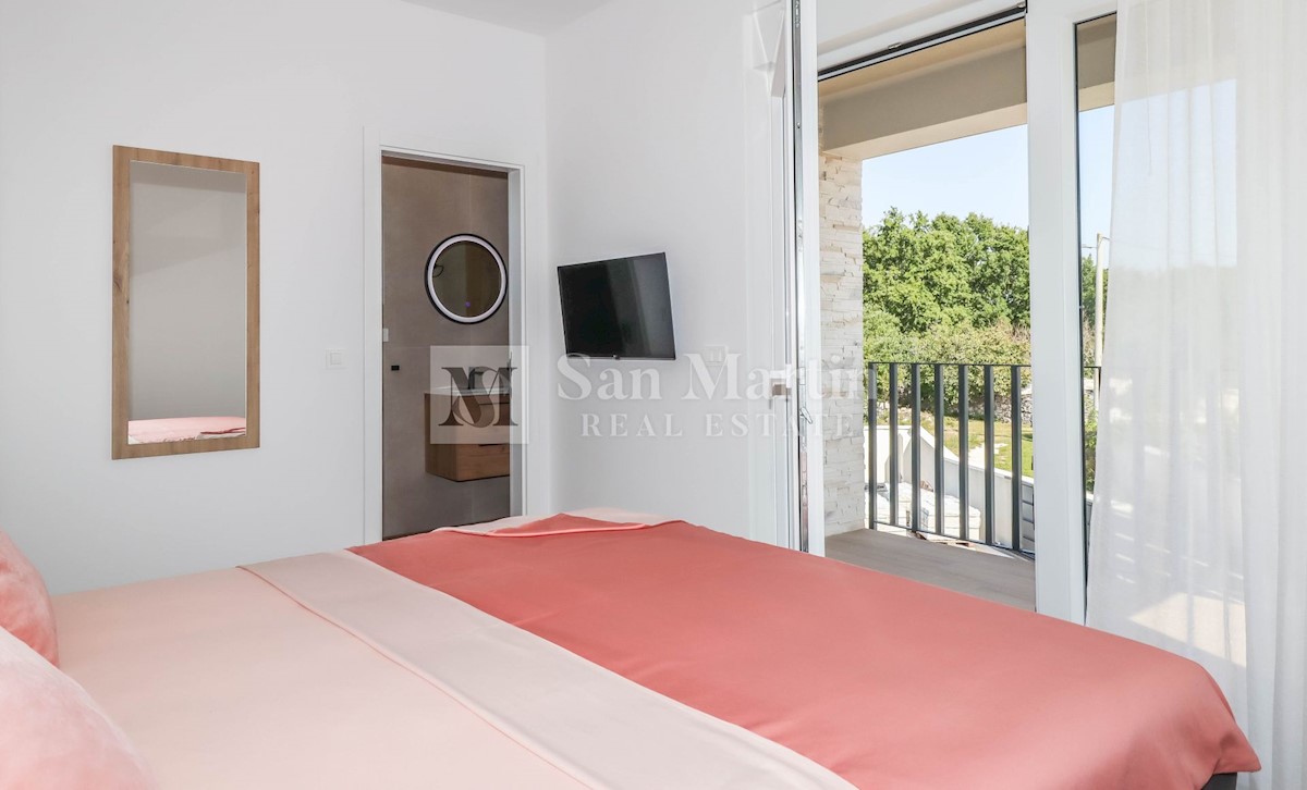 Parenzo, dintorni, Casa moderna con piscina