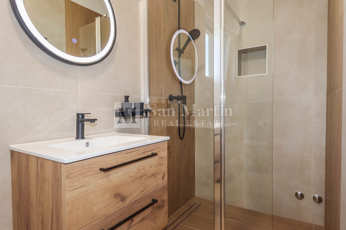 Parenzo, dintorni, Casa moderna con piscina