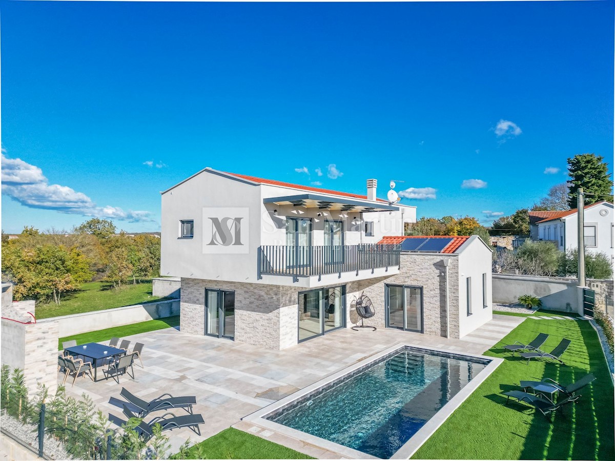 Parenzo, dintorni, Casa moderna con piscina