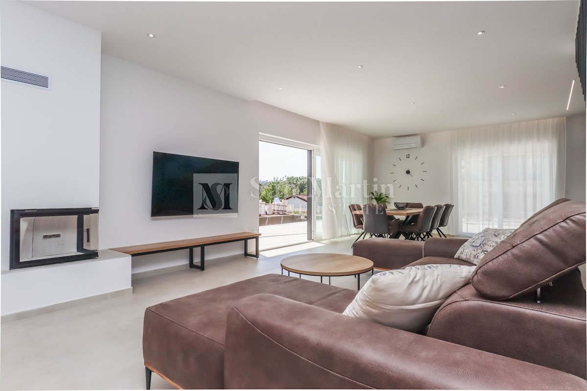 Parenzo, dintorni, Casa moderna con piscina