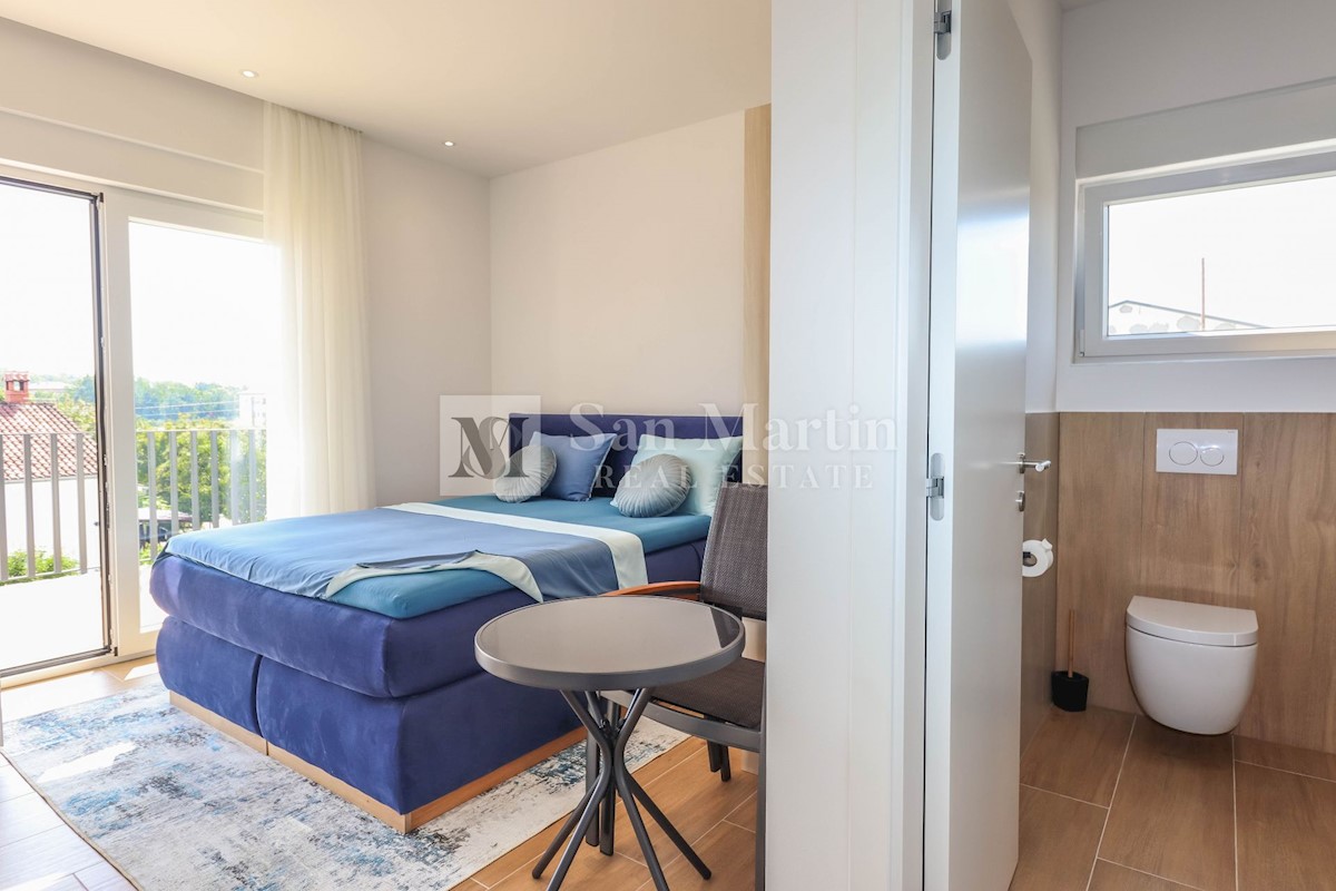 Parenzo, dintorni, Casa moderna con piscina