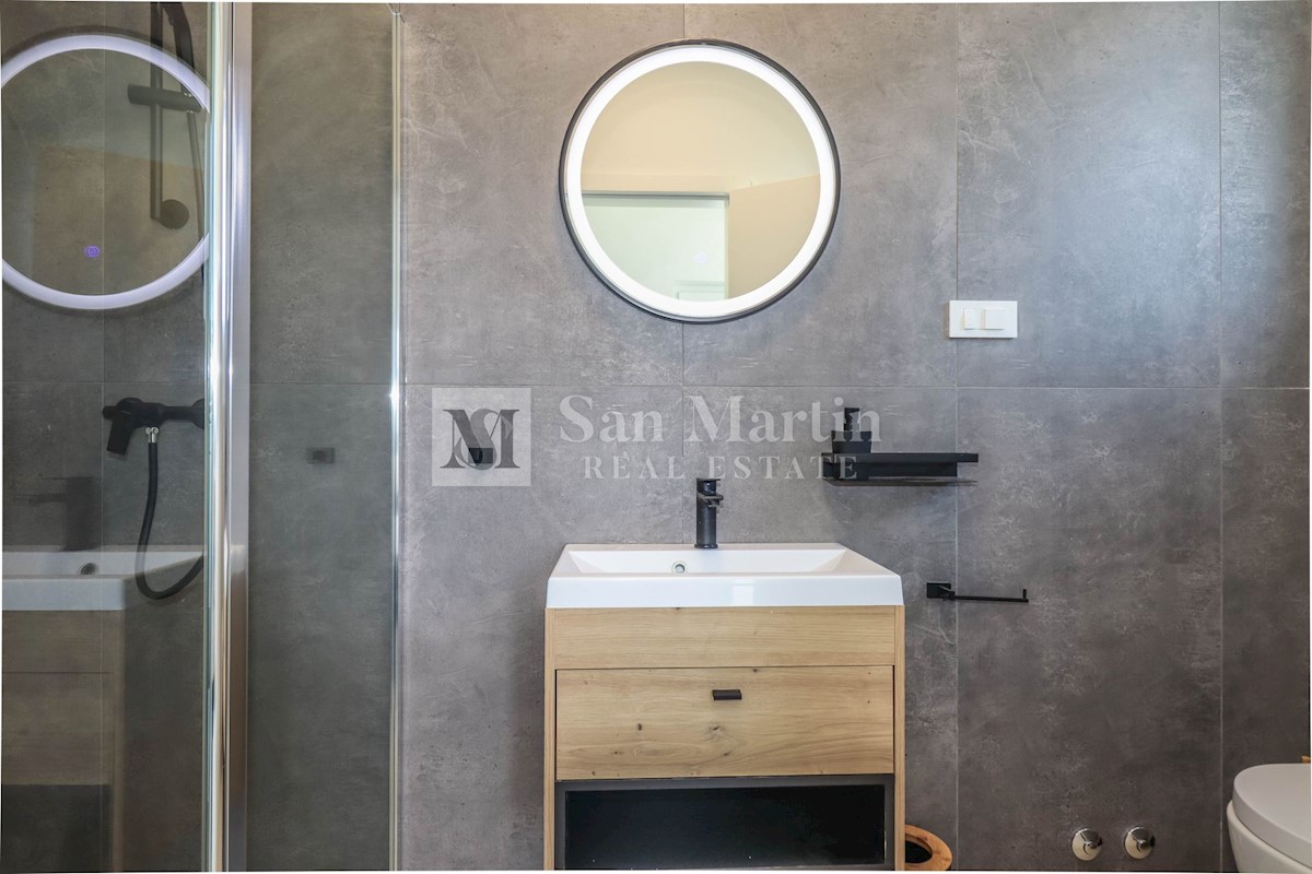 Parenzo, dintorni, Casa moderna con piscina