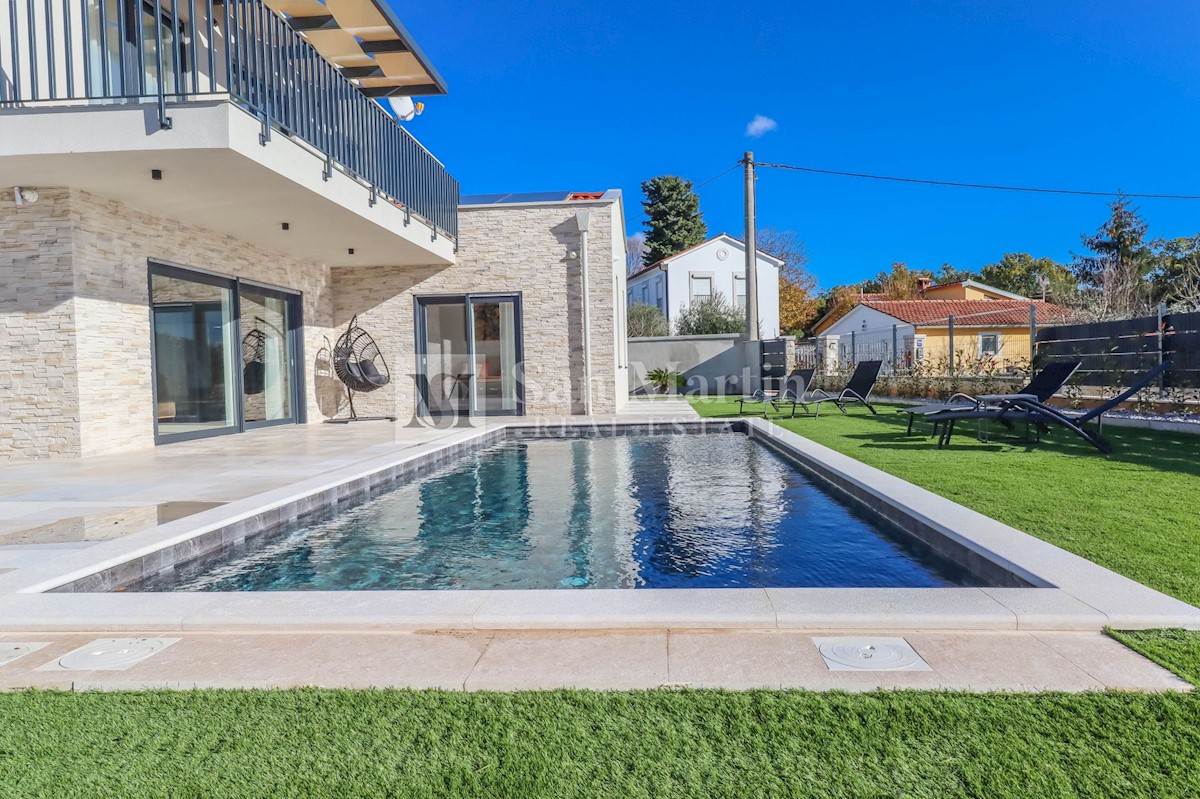 Parenzo, dintorni, Casa moderna con piscina