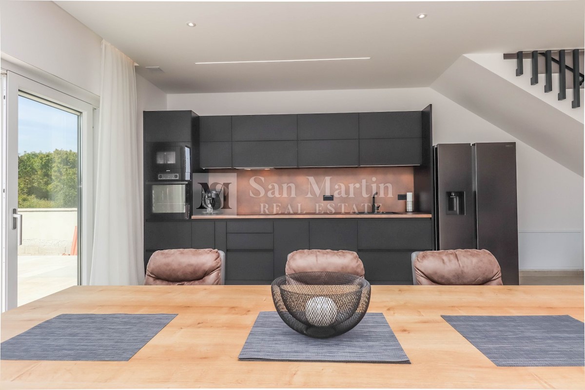 Parenzo, dintorni, Casa moderna con piscina