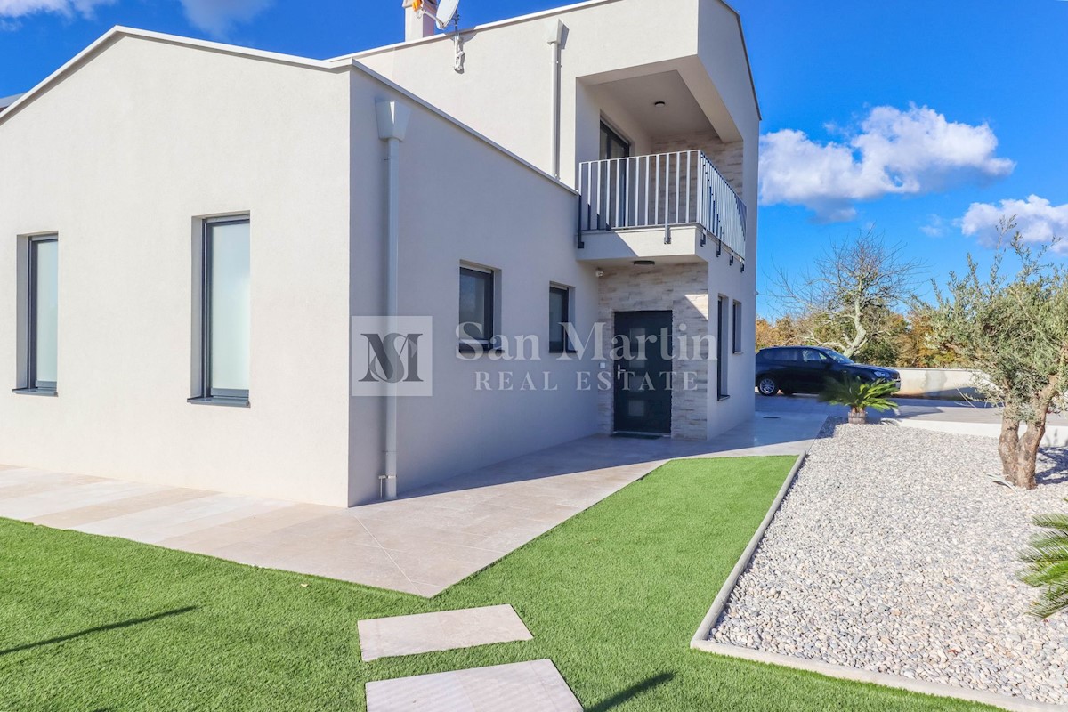 Parenzo, dintorni, Casa moderna con piscina