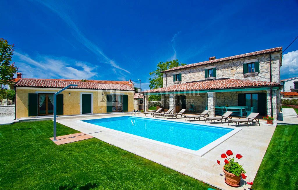 Parenzo, dintorni - una bellissima villa in pietra con piscina