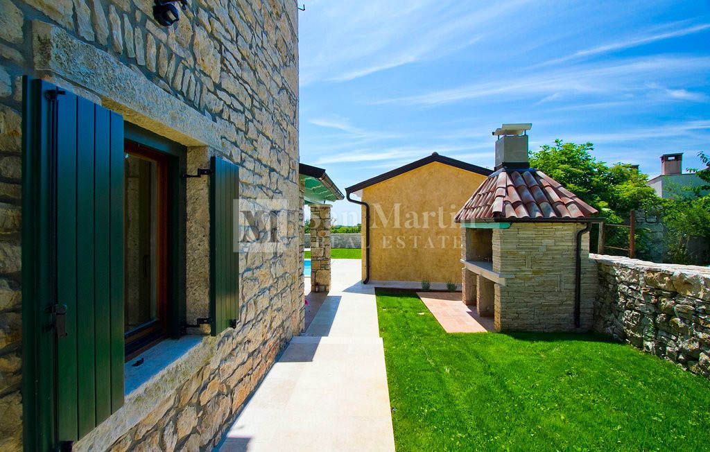 Parenzo, dintorni - una bellissima villa in pietra con piscina