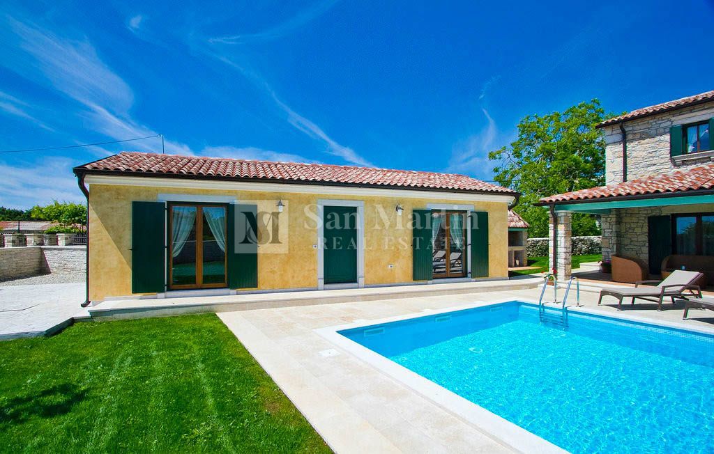 Parenzo, dintorni - una bellissima villa in pietra con piscina