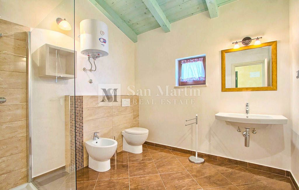 Parenzo, dintorni - una bellissima villa in pietra con piscina