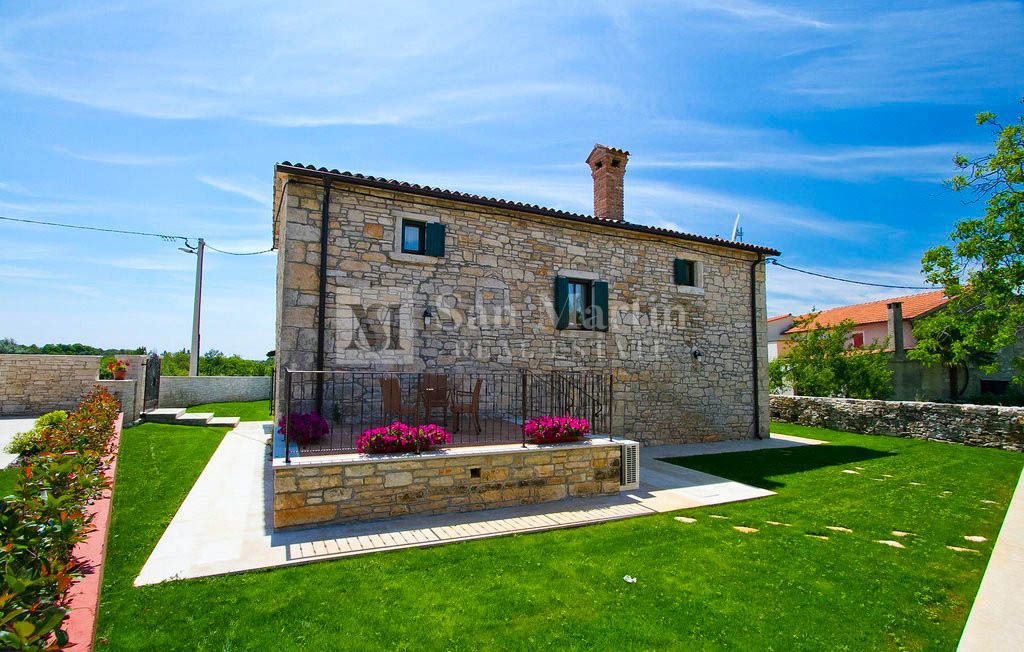 Parenzo, dintorni - una bellissima villa in pietra con piscina