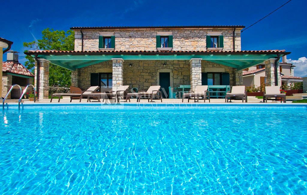 Parenzo, dintorni - una bellissima villa in pietra con piscina