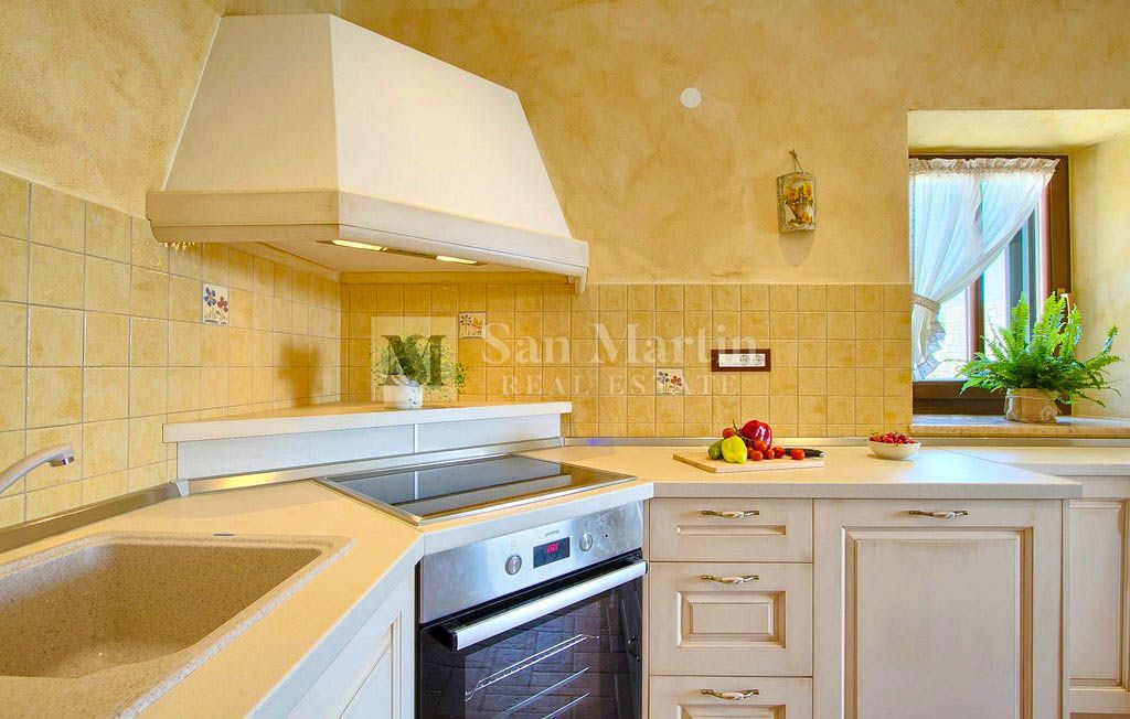 Parenzo, dintorni - una bellissima villa in pietra con piscina