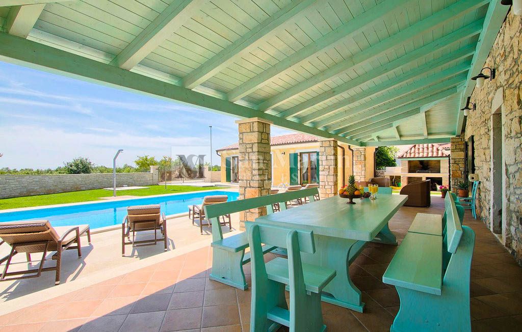 Parenzo, dintorni - una bellissima villa in pietra con piscina