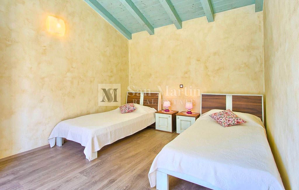 Parenzo, dintorni - una bellissima villa in pietra con piscina
