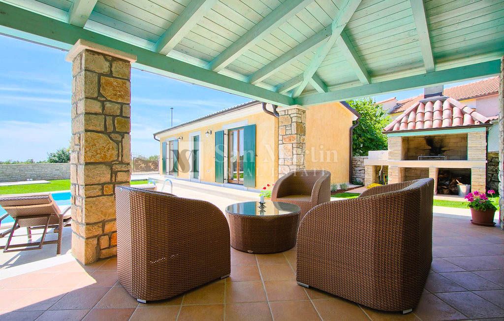 Parenzo, dintorni - una bellissima villa in pietra con piscina