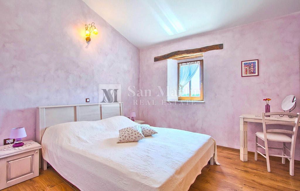 Parenzo, dintorni - una bellissima villa in pietra con piscina