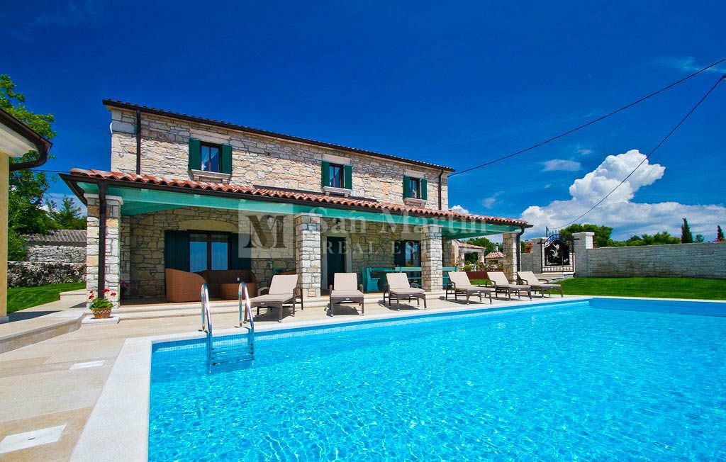 Parenzo, dintorni - una bellissima villa in pietra con piscina