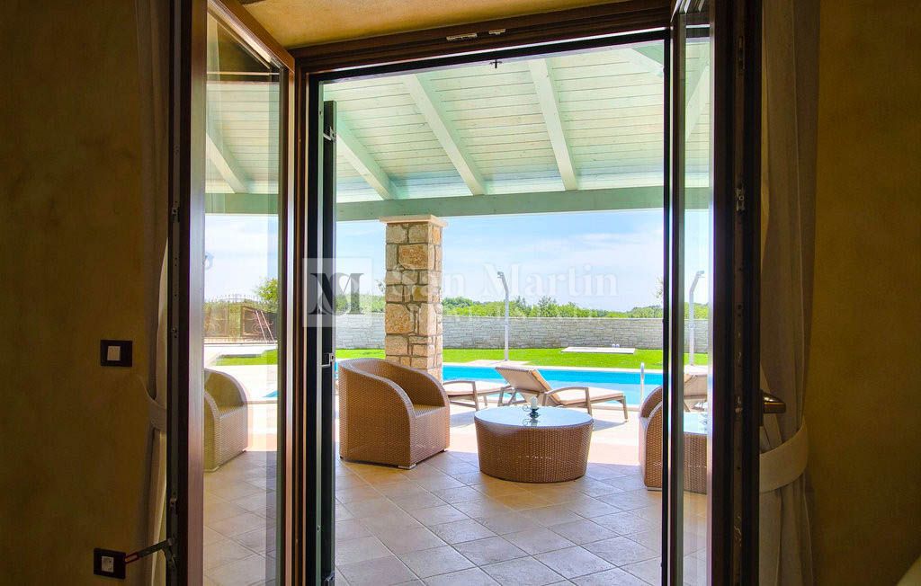 Parenzo, dintorni - una bellissima villa in pietra con piscina