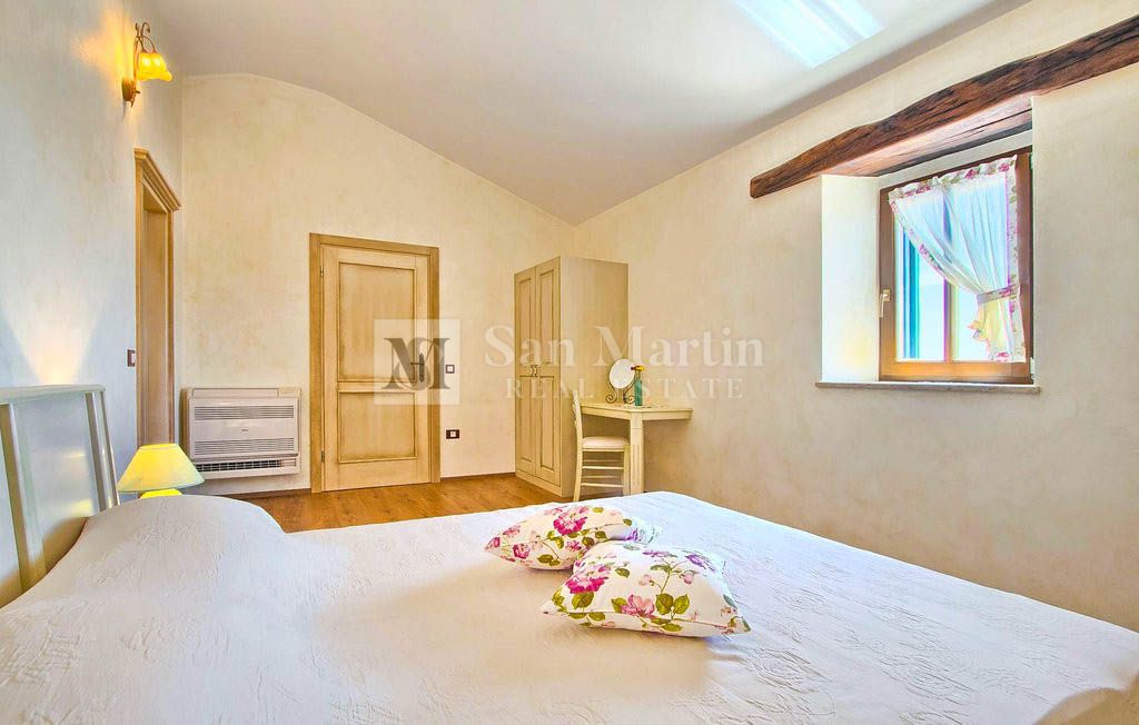 Parenzo, dintorni - una bellissima villa in pietra con piscina