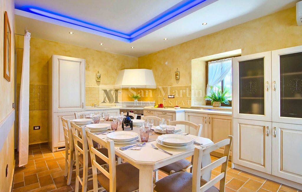 Parenzo, dintorni - una bellissima villa in pietra con piscina