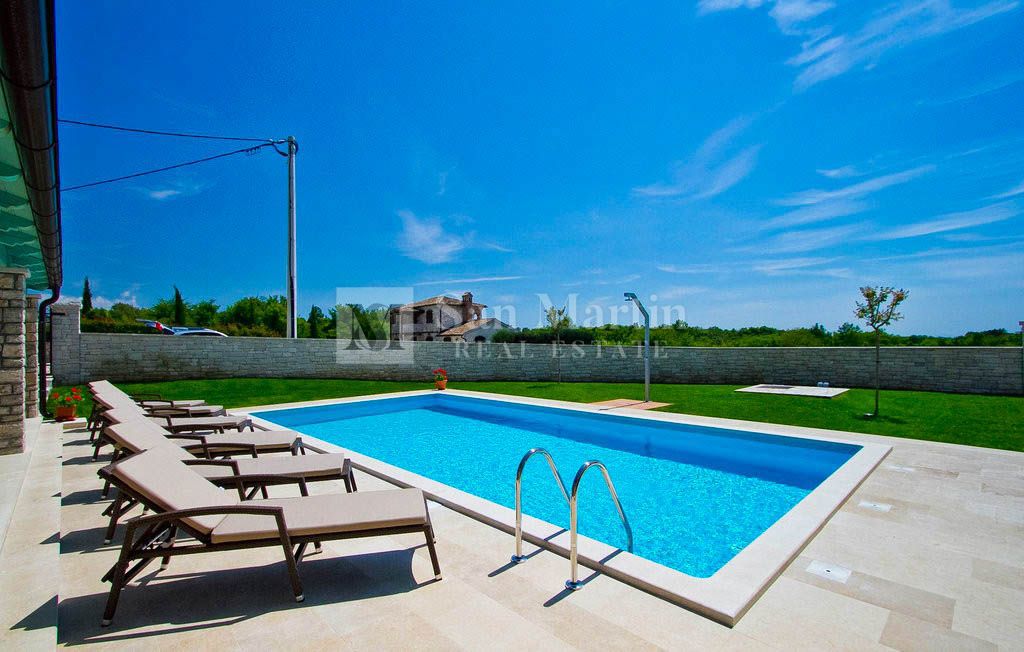 Parenzo, dintorni - una bellissima villa in pietra con piscina