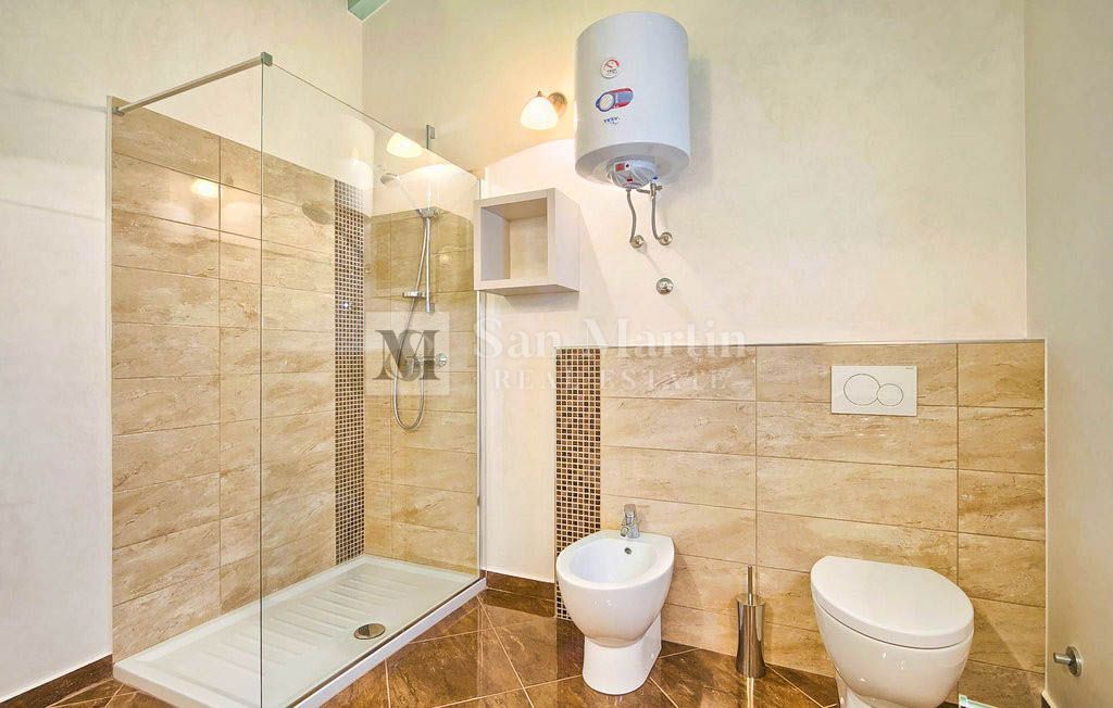 Parenzo, dintorni - una bellissima villa in pietra con piscina