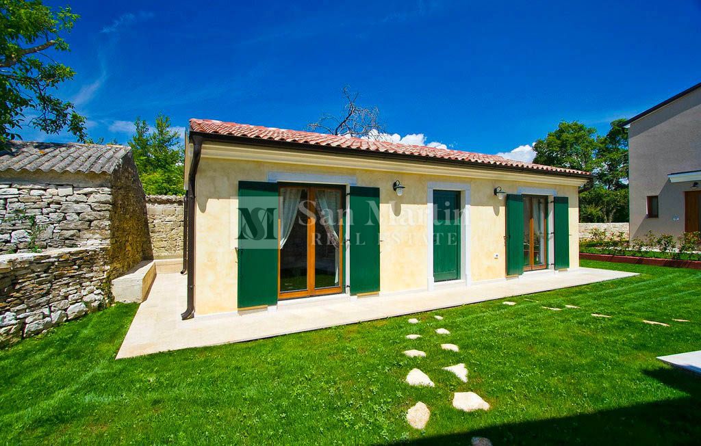 Parenzo, dintorni - una bellissima villa in pietra con piscina
