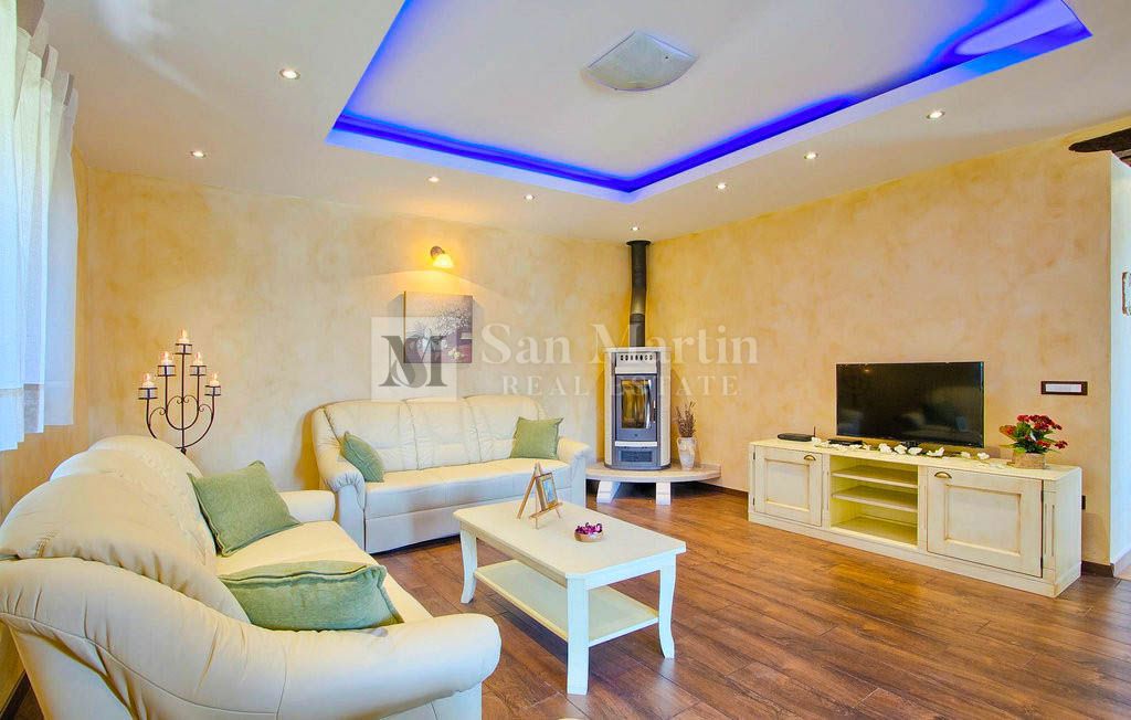 Parenzo, dintorni - una bellissima villa in pietra con piscina