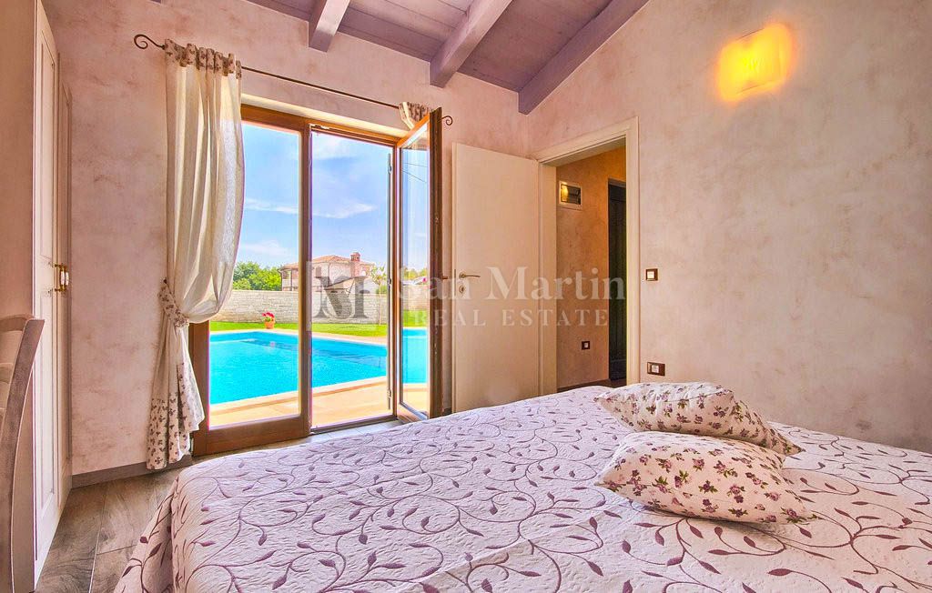 Parenzo, dintorni - una bellissima villa in pietra con piscina