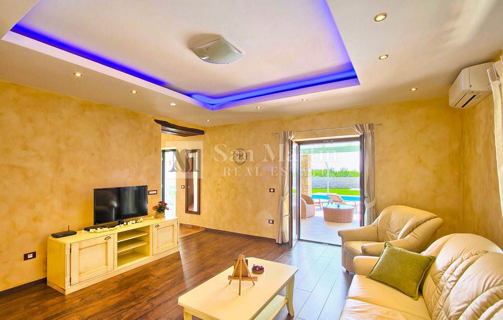Parenzo, dintorni - una bellissima villa in pietra con piscina