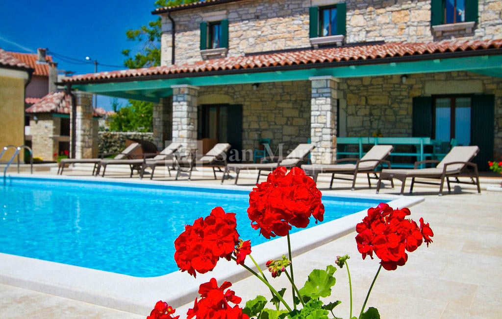 Parenzo, dintorni - una bellissima villa in pietra con piscina