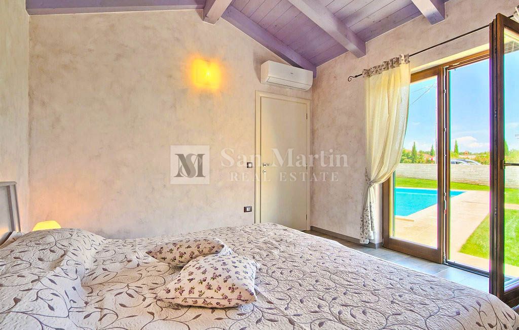 Parenzo, dintorni - una bellissima villa in pietra con piscina