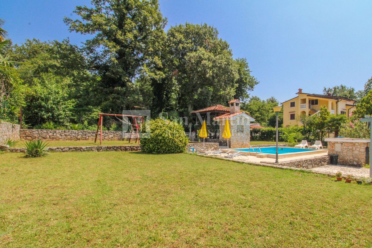 Parenzo, dintorni - casa con 5 unità in ottima posizione
