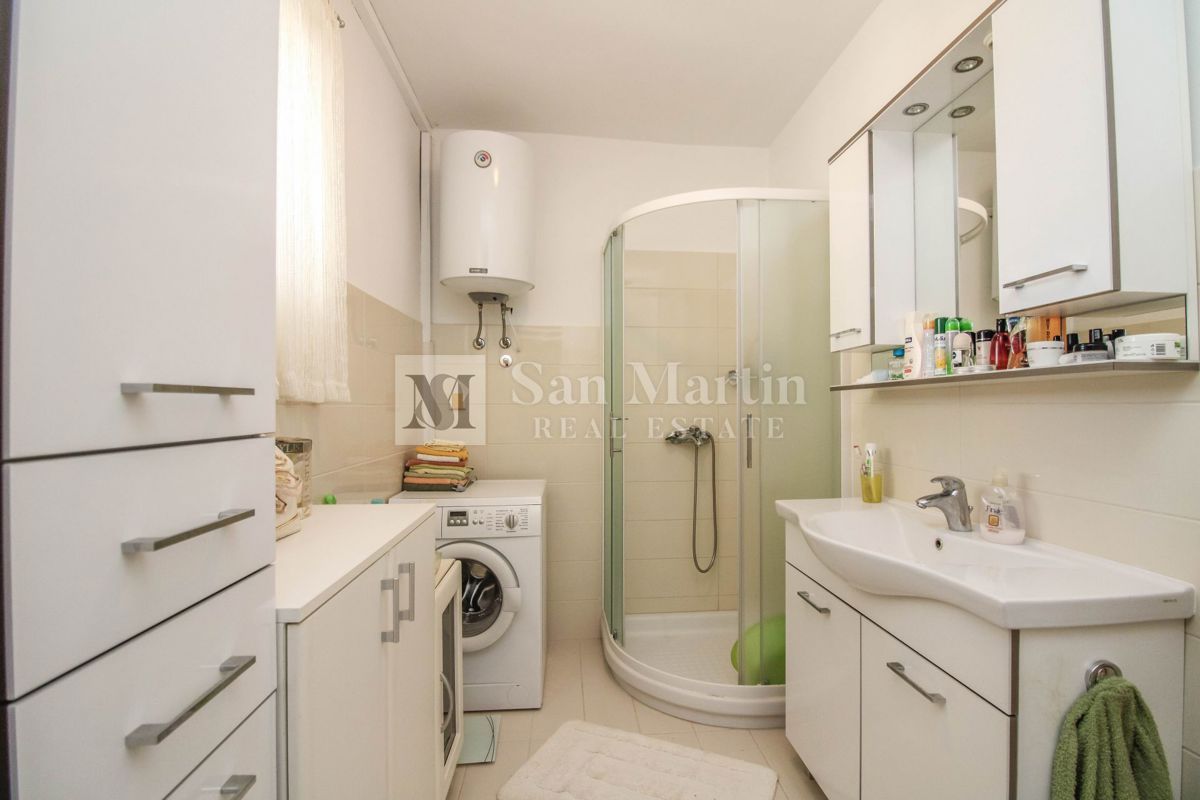 Parenzo, centro – Appartamento con vista mare vicino alle spiagge