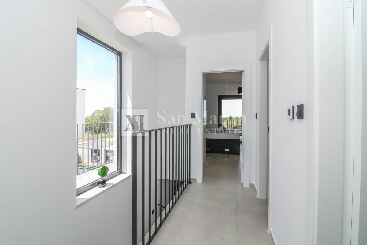 PARENZO, Nuova casa moderna con piscina