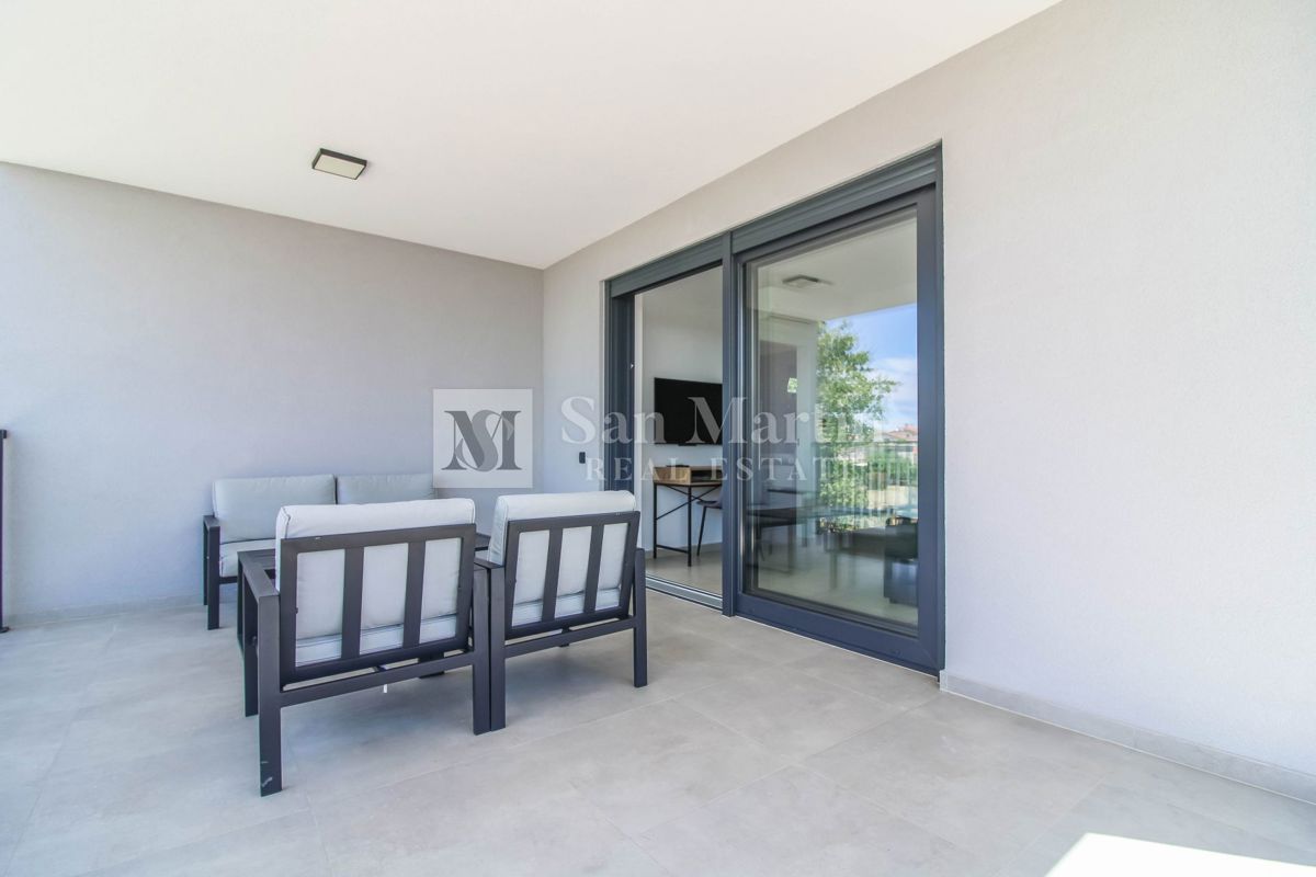 PARENZO, Nuova casa moderna con piscina