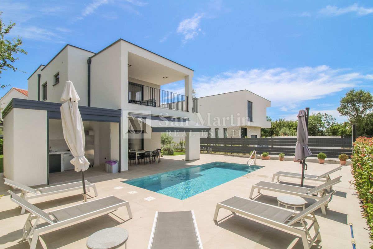 PARENZO, Nuova casa moderna con piscina