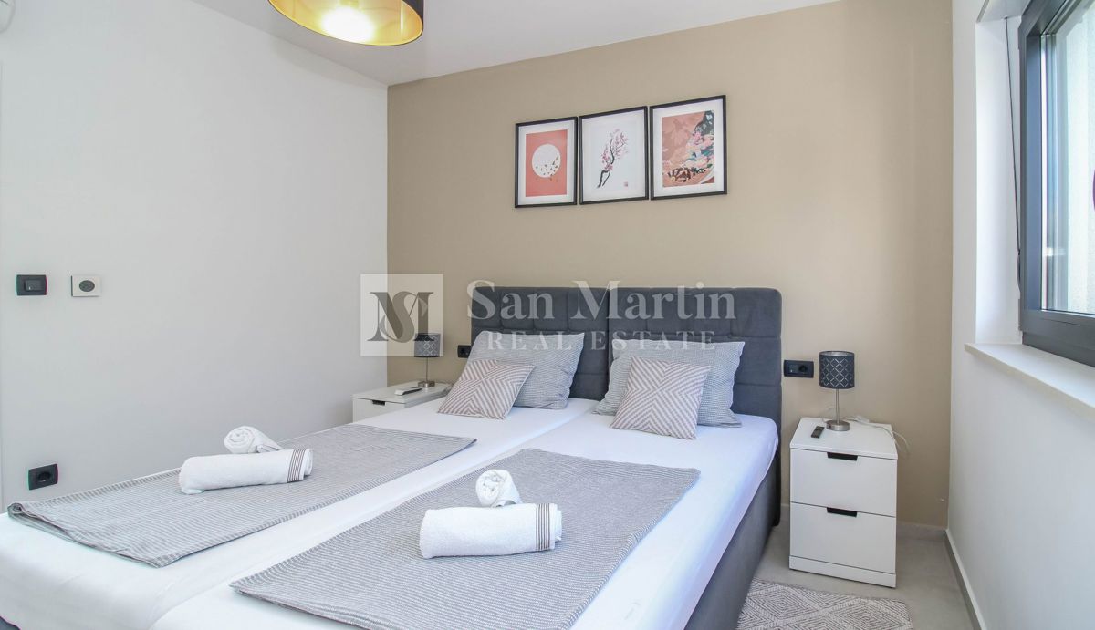 PARENZO, Nuova casa moderna con piscina