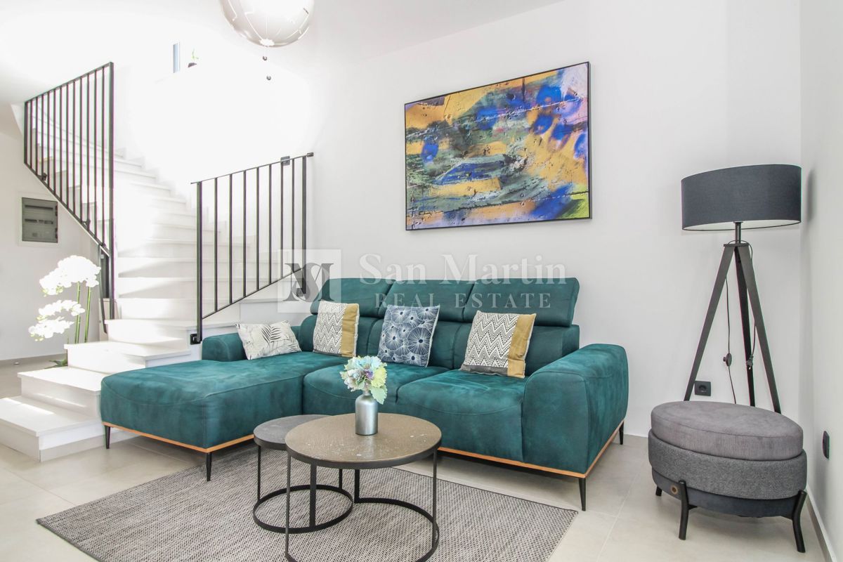 PARENZO, Nuova casa moderna con piscina